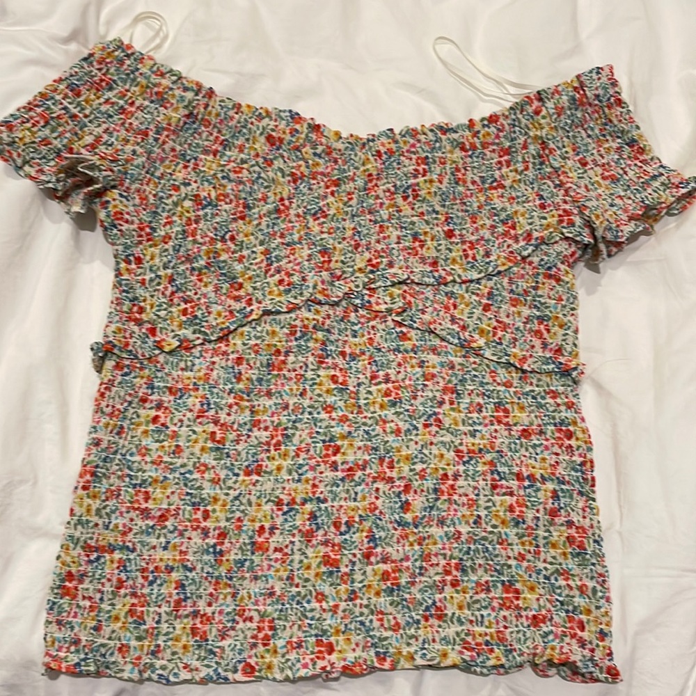 Never worn BB Dakota puckered top.